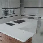 blaty kuchenne z konglomeratu Crystal Absolute White