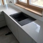 blaty kuchenne z konglomeratu Crystal Polar White